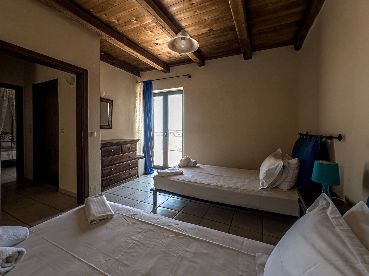 Foto 9 von 12: Niriides Villas_Nisso_ 2-Schlafzimmer privater Pool