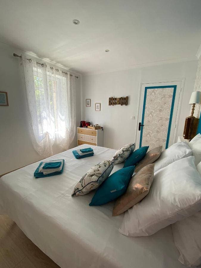 Foto 4 von 9: Family Room with Private Bathroom