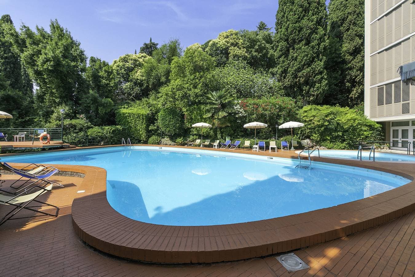 Luxury Apt 402 with Pool & Lake View 1