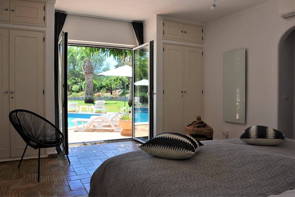 Foto 3 von 30: Lichtdurchflutete Villa im portugiesischen Stil mit grossem Pool
