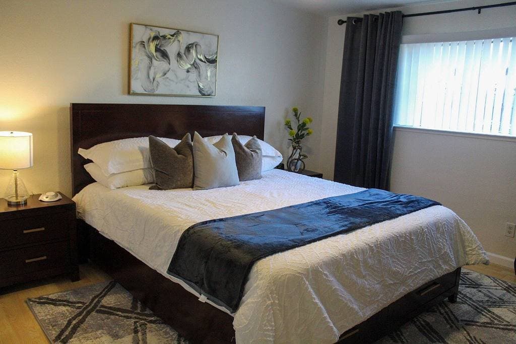 Foto 8 von 44: Lovely 2-Bedroom Rental Unit With Indoor Fireplace