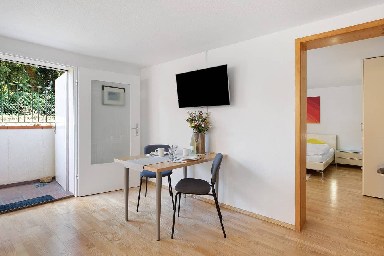 Foto 3 von 33: Bodensee Bungalow - Ferienwohnung 'Souterrain' mit Privatterrasse, Gemeinschaftsgarten und Wi-Fi