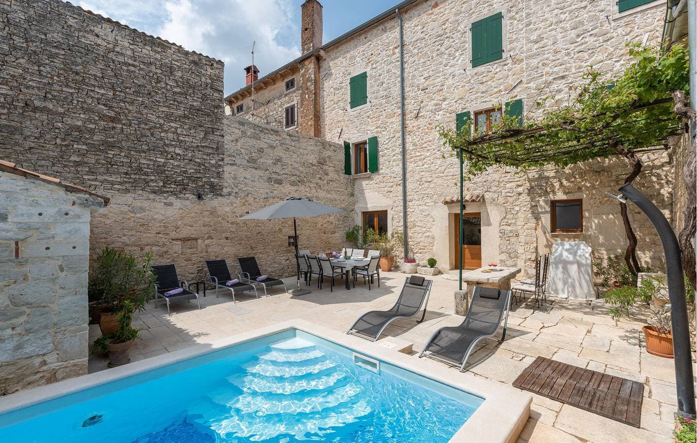 Foto 11 von 41: Charmante 2-Zimmer-Wohnung mit Pool, Terrasse und WLAN in Svetvinčenat