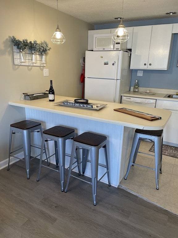 Renovated 1 bedroom condo ,steps to beach 1