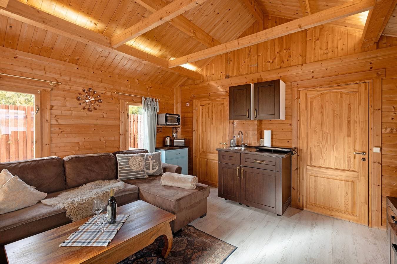 Foto 3 von 10: Ferienwohnung 'Ferienhaus Seebrise - Marina Mücheln' mit Seeblick, Wi-Fi und Klimaanlage