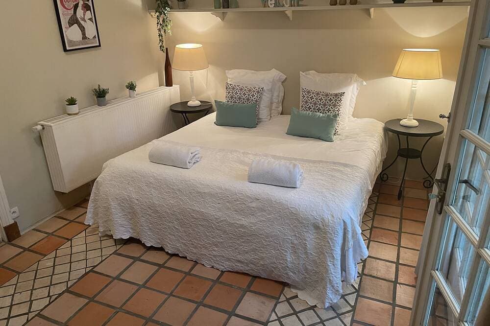 Foto 8 von 30: Ein schönes romantisches Schlafzimmer mit Mezzaninbereich, Badezimmer und privatem Garten