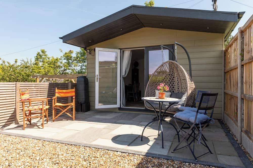 Pear Tree Cabin provides a wonderful base for exploring Whitstable and the surrounding area, celebra... 1