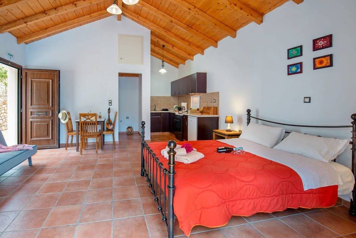 Foto 6 von 20: Kirki's Cozy Getaway - Paxoi Getaway w/ Jacuzzi