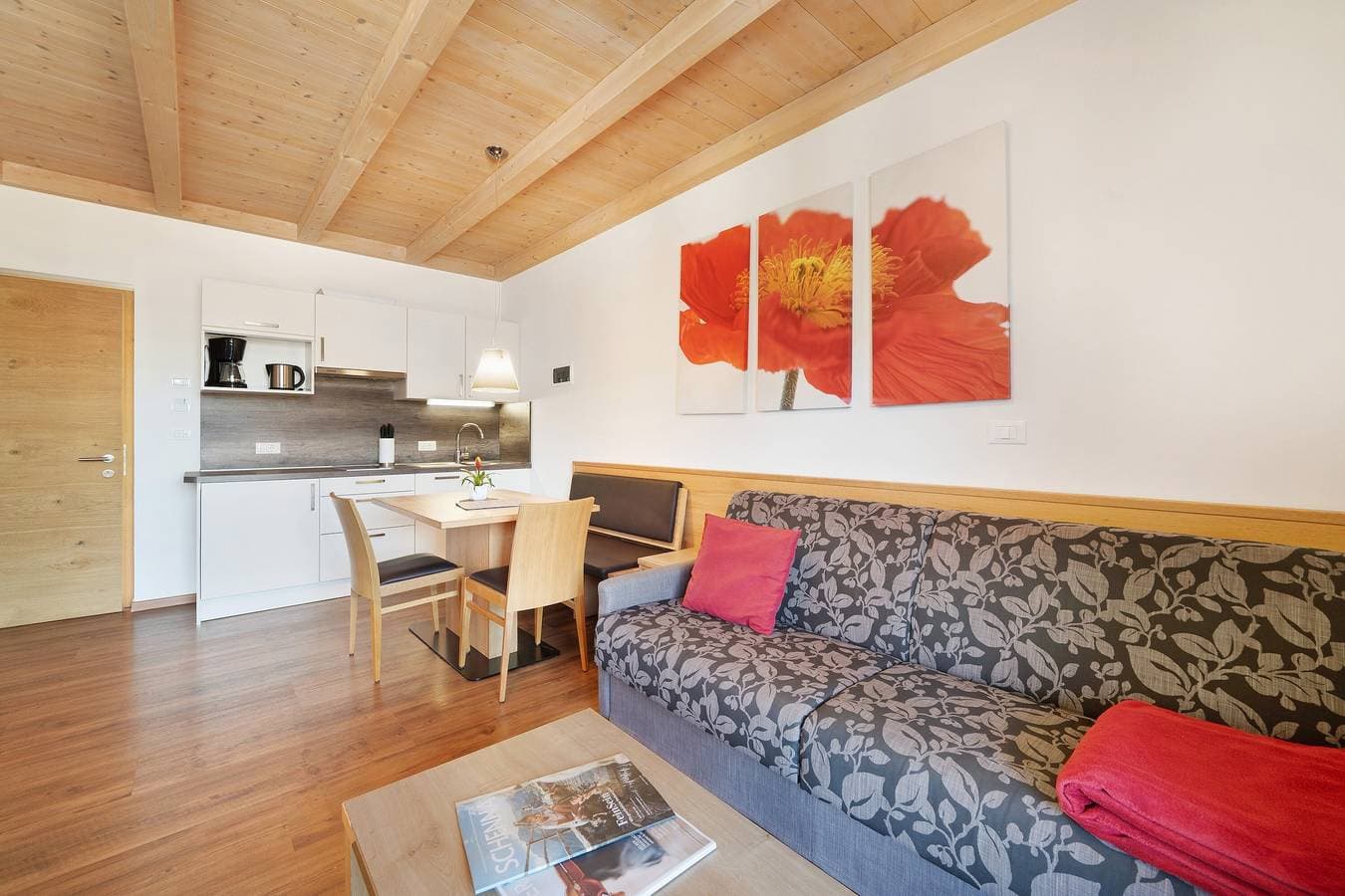 Foto 12 von 17: Ferienwohnung 'Nelkenstein Sommer' mit Bergblick, Gemeinschaftspool und WLAN