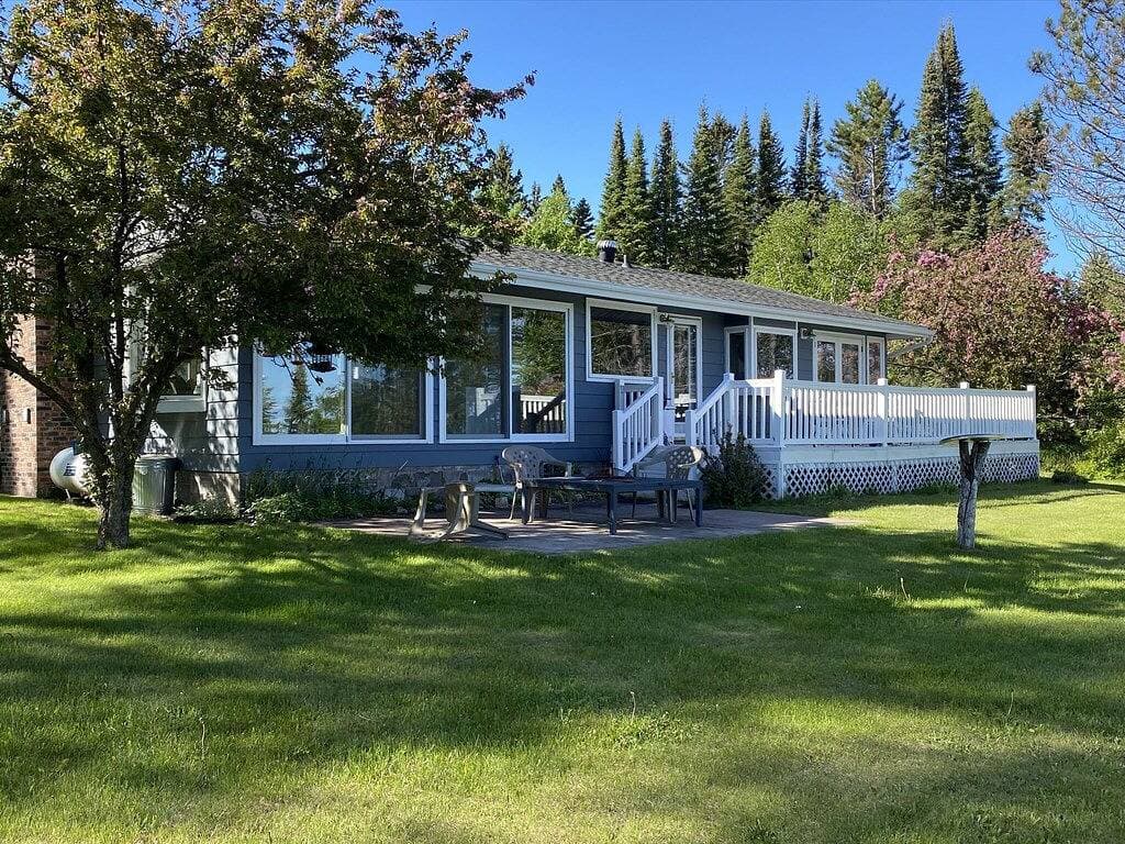 200’ of your own private accessible Lake Superior Shore: Stony Shores Retreat 1