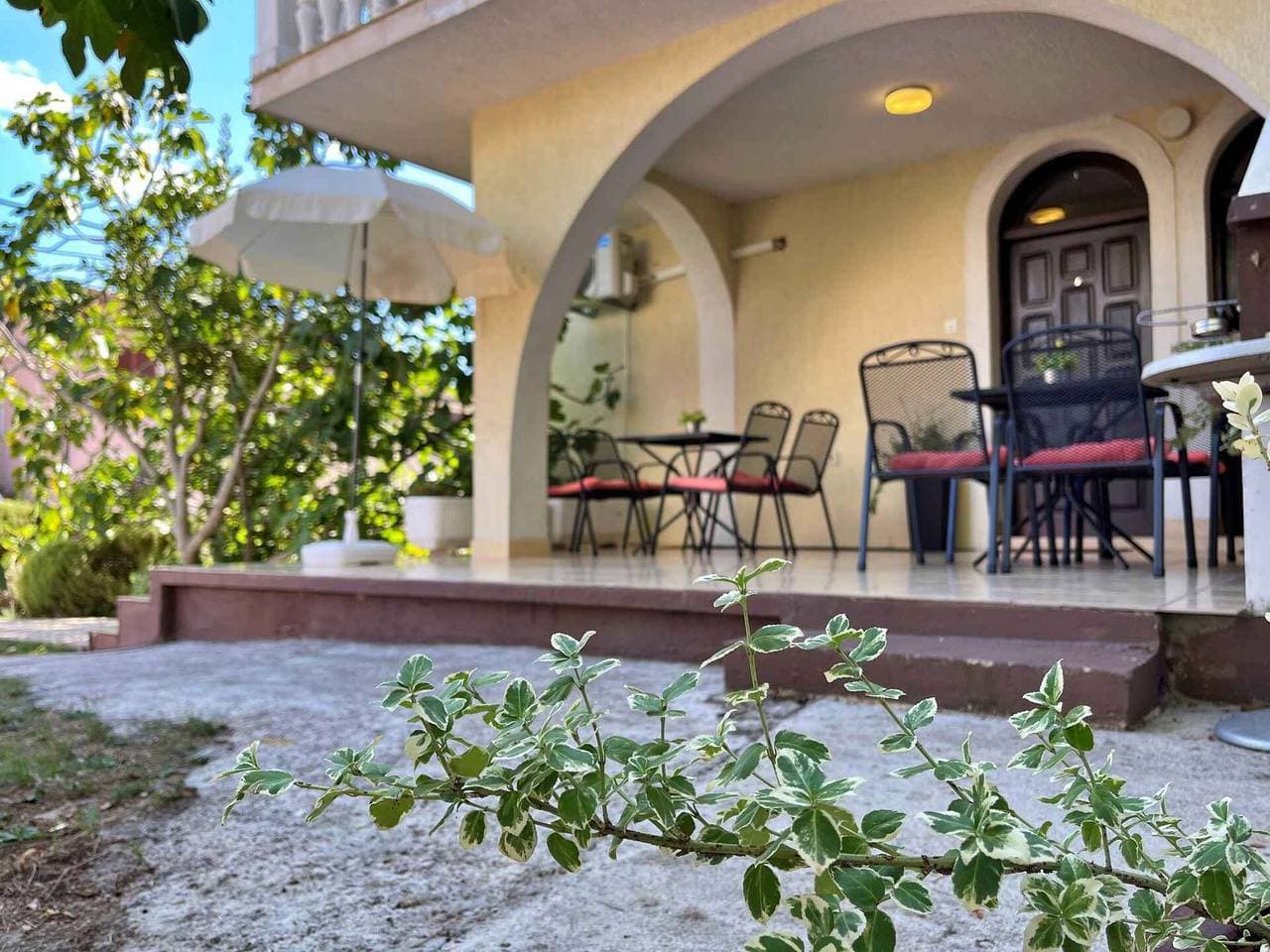 Foto 4 von 23: Ferienwohnung mit Terrasse und Klimaanlage