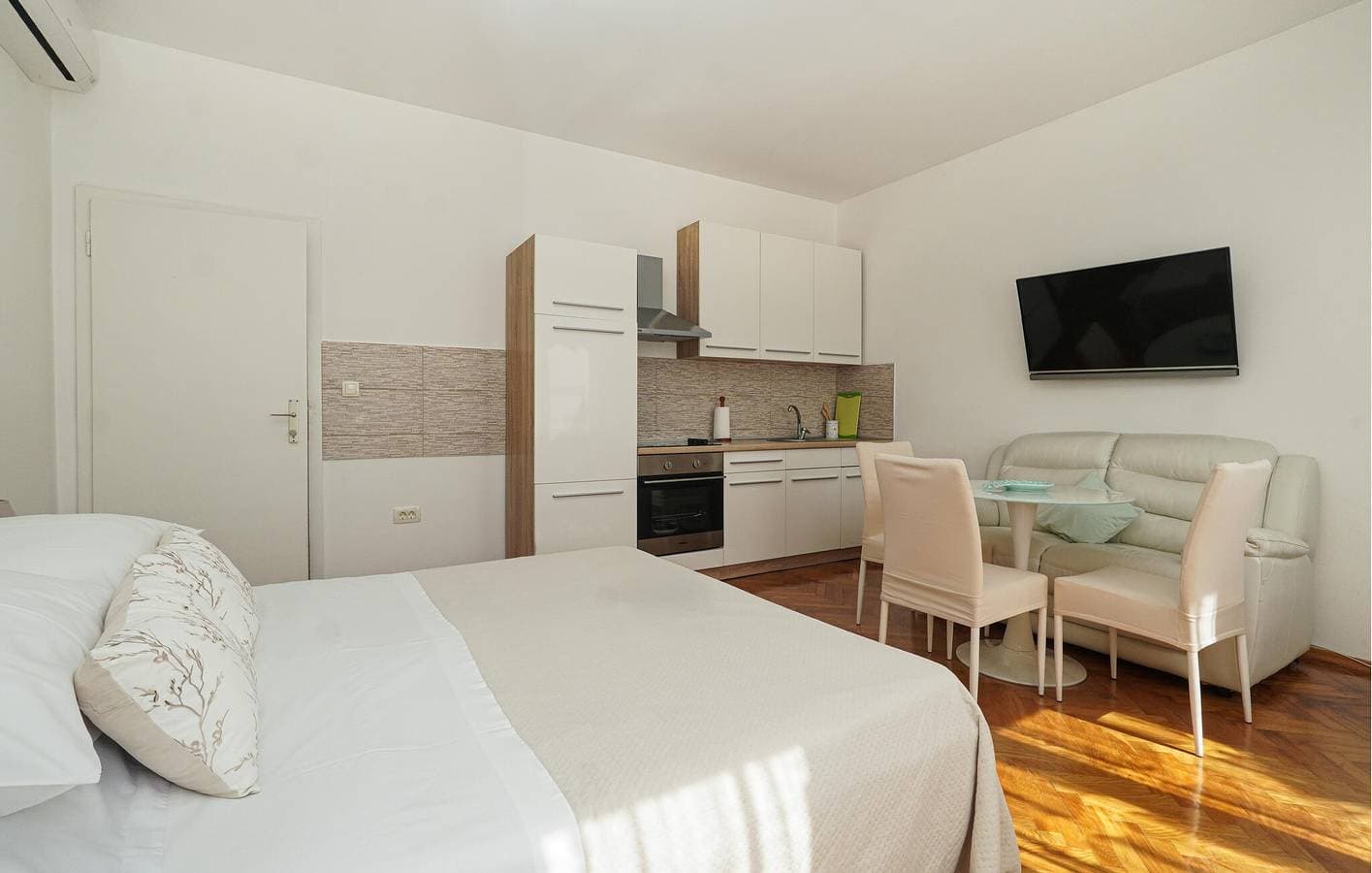 Foto 4 von 18: Gemütliche Ferienwohnung mit Meerblick, WLAN, Klimaanlage und Garten – 800 m vom Strand entfernt