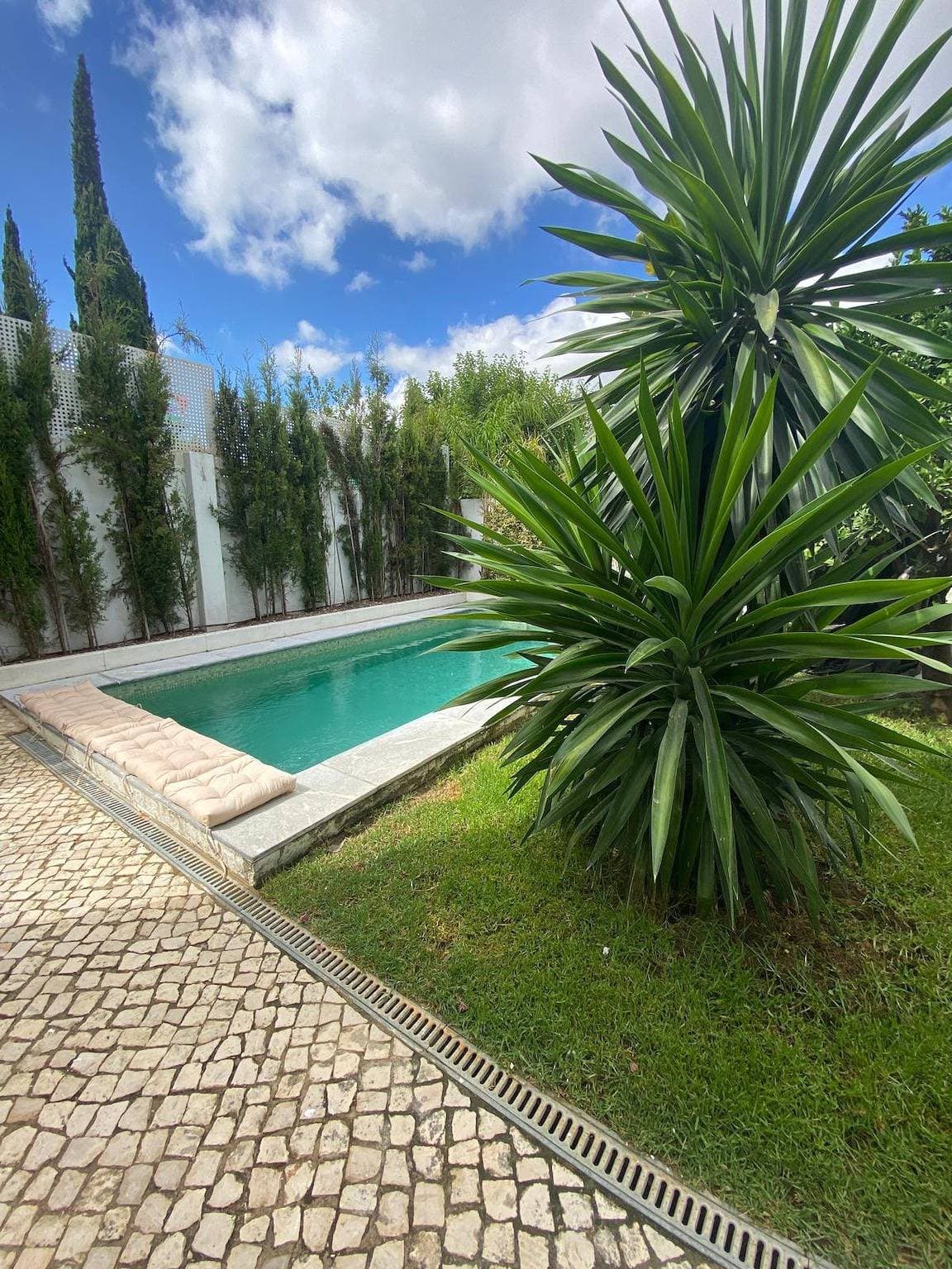 Foto 11 von 45: Sunshine Guesthouses Sleeps 6, Parking