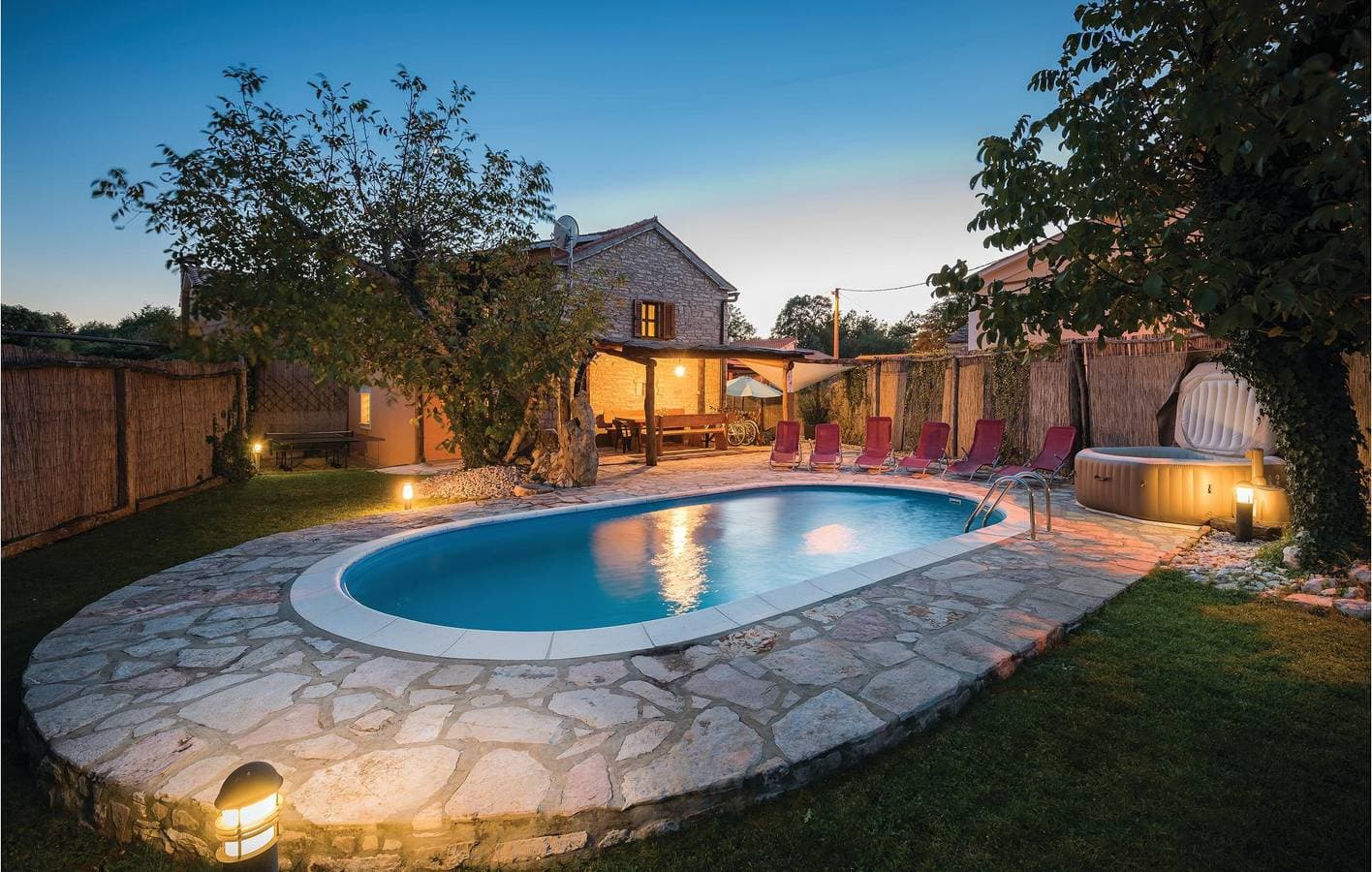 Foto 8 von 53: Geräumige Ferienwohnung mit Pool und Terrasse in der Nähe des Restaurants „Pazin Zapad“