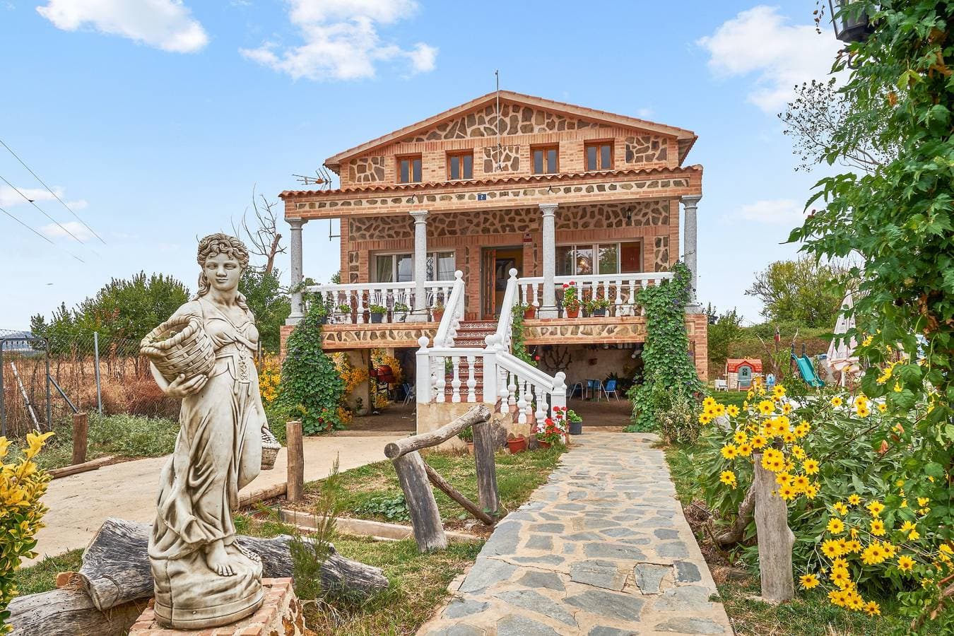 Geräumige Villa mit Pool in Porzuna - 90 m² und Bergblick 1