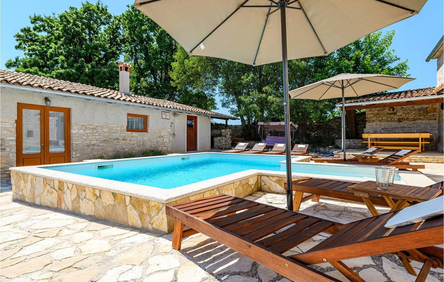 Foto 10 von 51: Geräumige 170 m² große Wohnung mit Pool, WLAN, Terrasse und Parkplatz