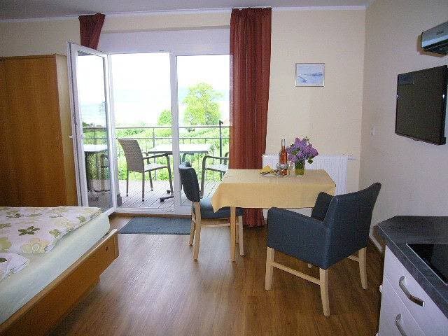 Foto 5 von 19: Ferienwohnung '1' mit Gemeinschaftsgarten, Balkon und Wi-Fi