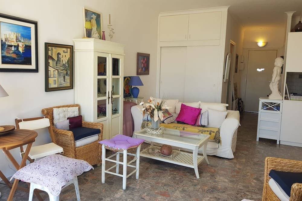 Foto 6 von 16: Großes, helles Studio mit Terrasse am Strand mit Meer- und Stadtblick