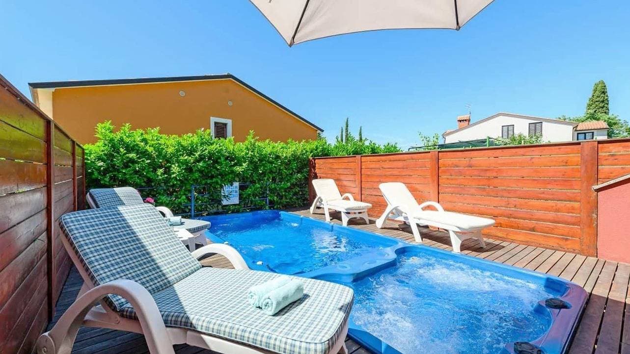 Villa mit Pool 1