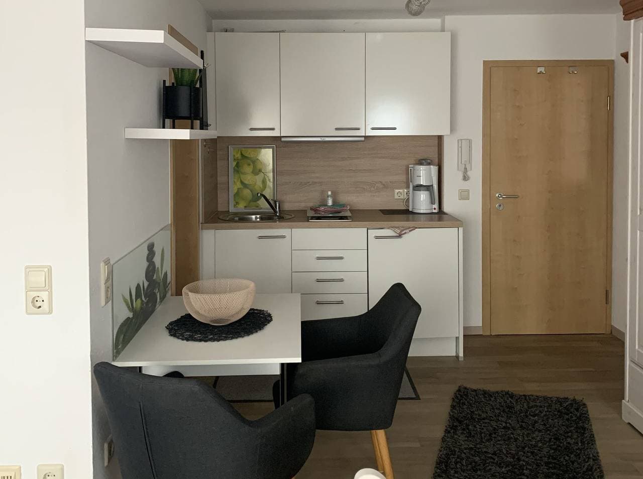 Foto 3 von 17: Kleine Ferienwohnung mit Seeblick, Balkon und Wi-Fi