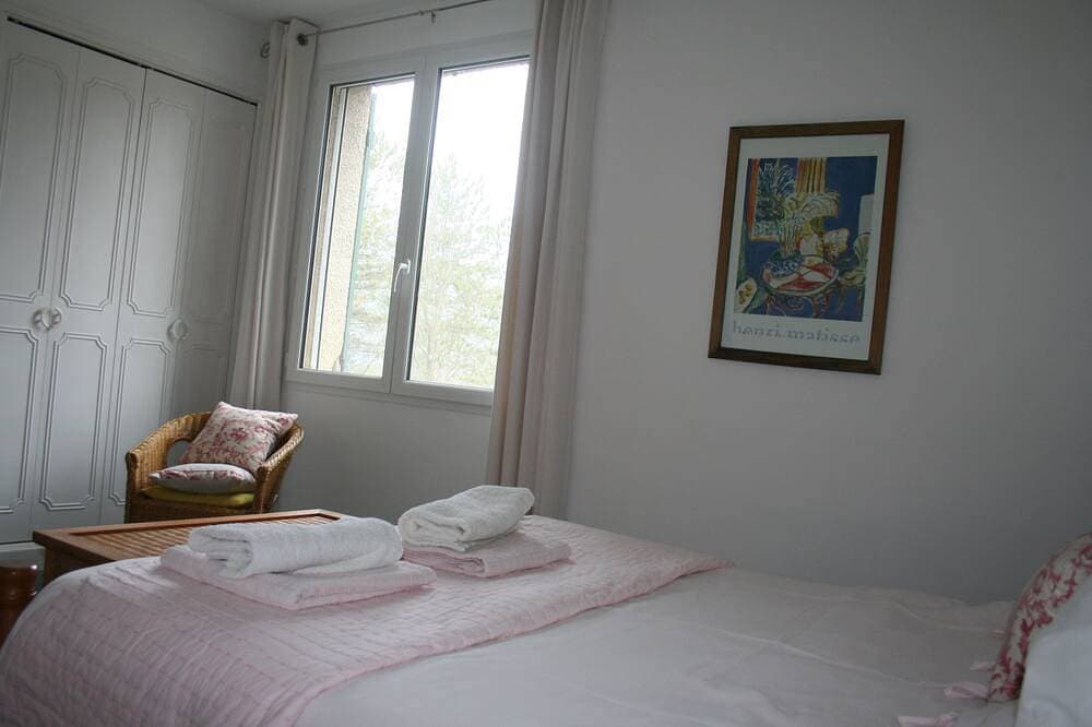 Foto 3 von 30: Les Rochers - Spacious woodland gite with heated pool
