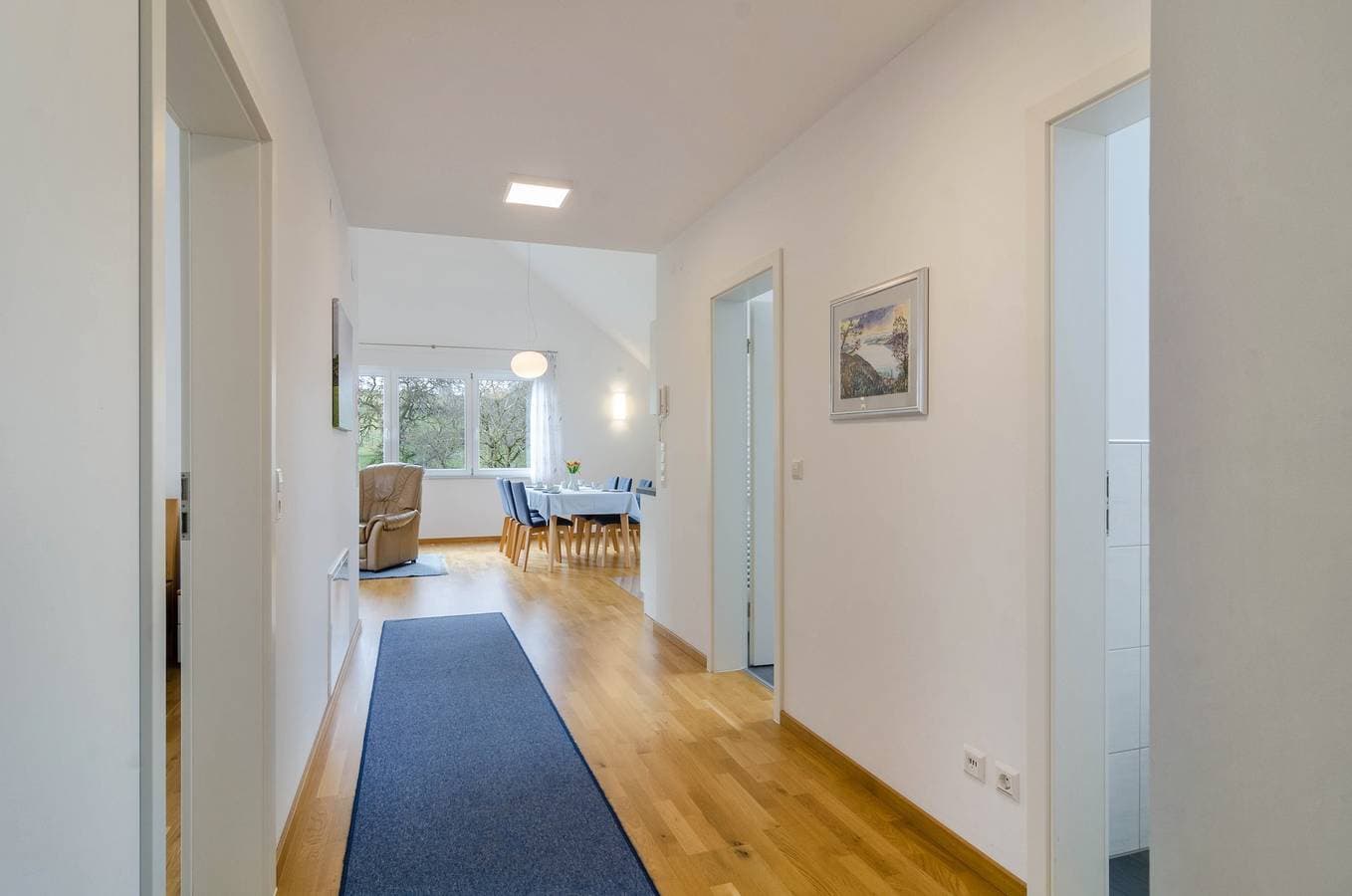 Foto 9 von 27: Lichtdurchflutete Ferienwohnung "Haus Buche" in der Nähe des Bodensees mit WLAN, Balkon und Garten; Parkplätze vorhanden