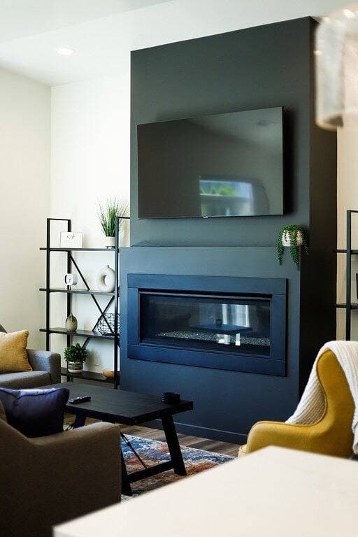 New Cozy, Modern 3-bedroom home. Close to dtwn Cda 1