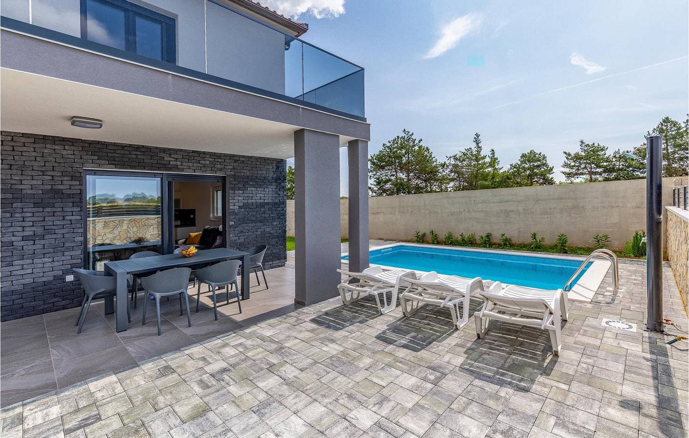 Foto 2 von 40: Charmante 130 m² große Wohnung mit Pool, Terrasse und WLAN in der Nähe des Stadtzentrums von Sisan