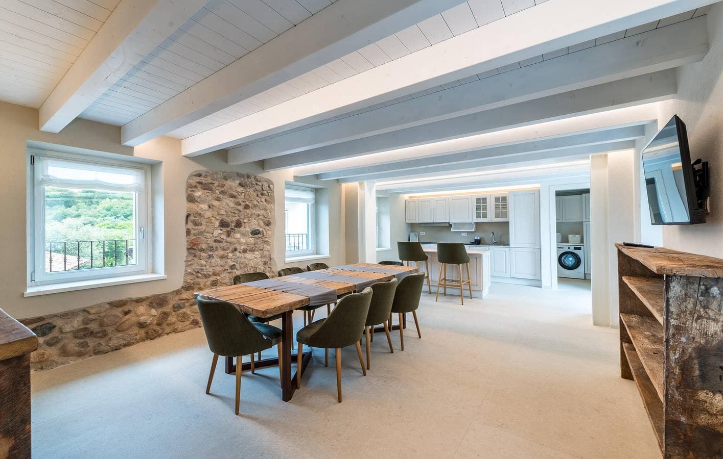 Foto 5 von 47: Ferienunterkunft mit Seeblick, AC, Pool, Parkplatz & WiFi
