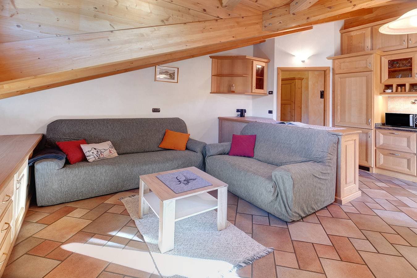 Foto 7 von 32: Apartment 'Mansarda Combo' mit Bergblick, Balkon und WLAN