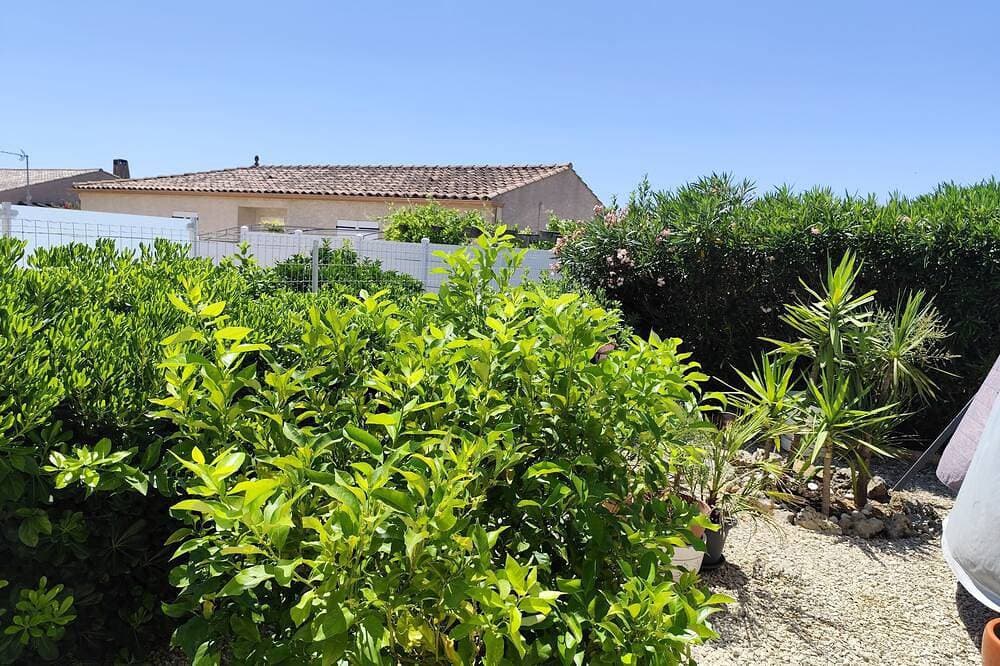 Foto 6 von 9: House in a residence with its own swimming pool.