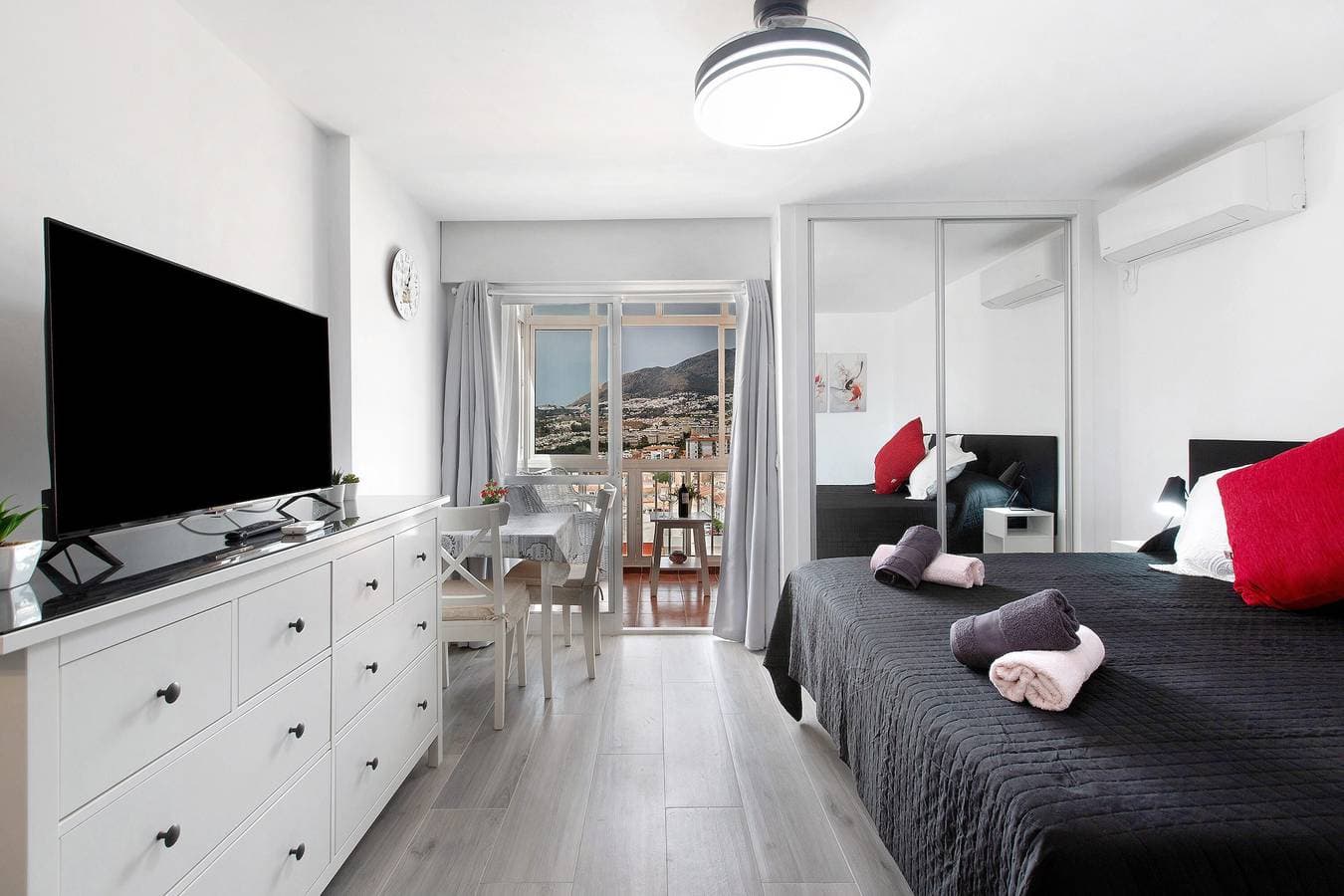 Foto 2 von 28: Ferienwohnung 'Apartamento Agata 2024' mit Bergblick, WLAN und Klimaanlage