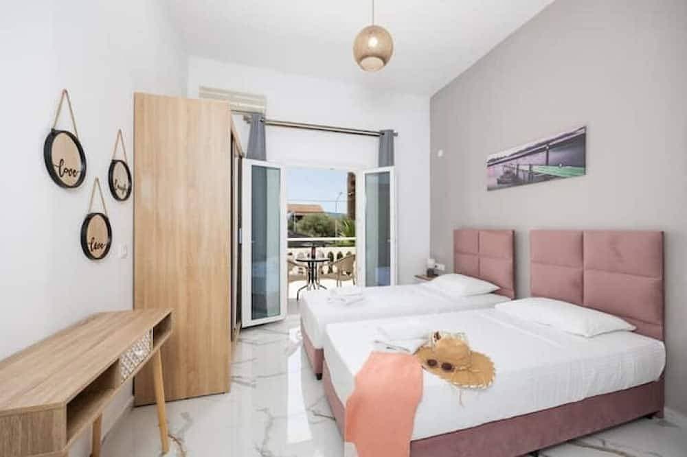 Foto 3 von 10: Kosmas Deluxe Studio – A Sun-Kissed Escape in Roda