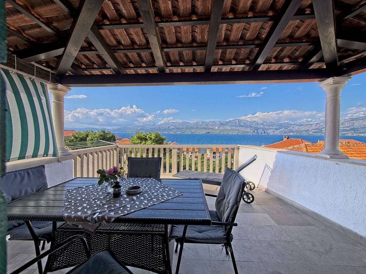 2-Zimmer-Ferienwohnung mit Terrasse und Meerblick Postira, Brac A-11582-a 1