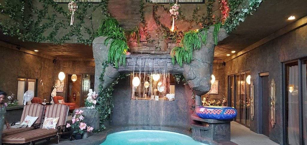 Foto 6 von 19: Entire 4 Suite Botique Hotel like home w/ Indoor Pool & Waterfalls