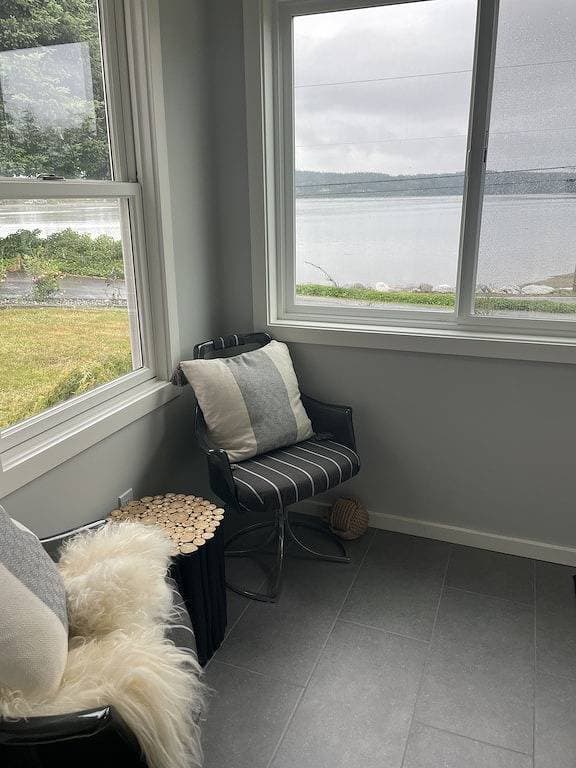 Otter Getaway - Quartermaster Harbor Beach House. 1
