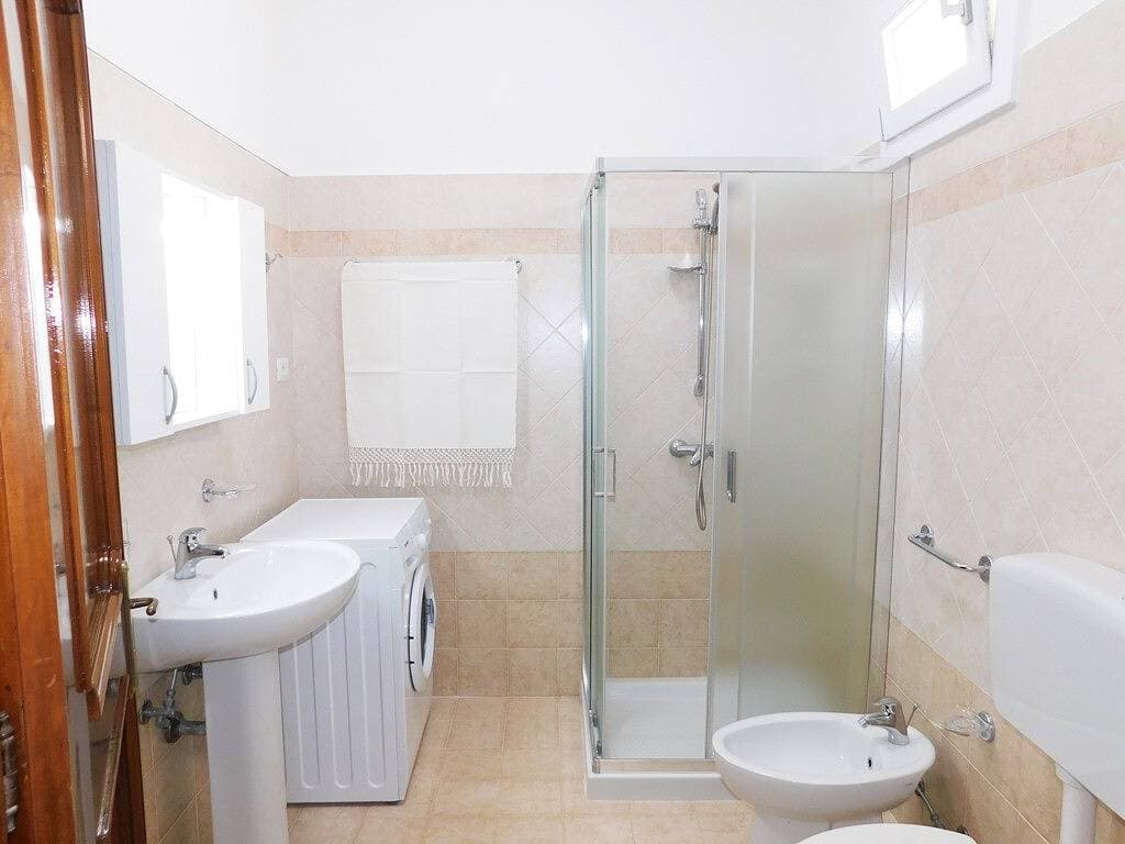 Foto 12 von 13: Two-room apartment in the center of Torre San Giovanni with balcony facing the sea. Zentrale Zwei-Zimmer-Wohnung am Meer mit Balkon, Meerblick und Klimaanlage