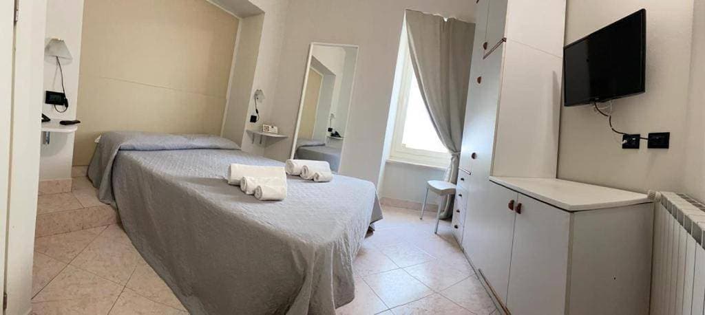 Foto 8 von 13: Double Room with Private Bathroom