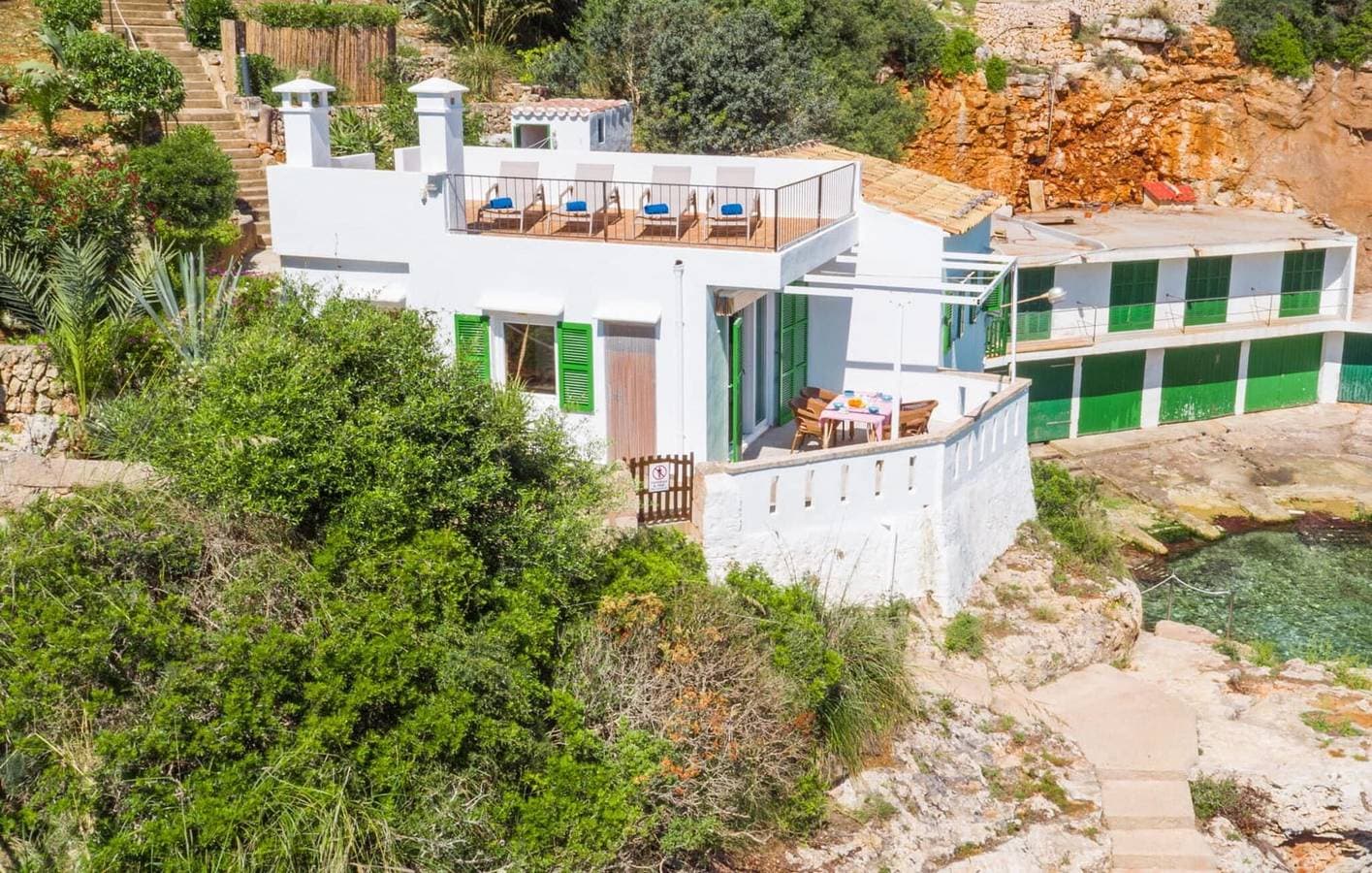 Foto 2 von 27: Gemütliches Strandappartement mit Terrasse - Blick auf Cala Llombards