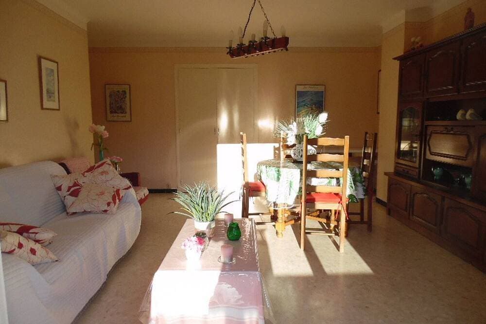 Foto 6 von 8: Gemütliche F2 Wohnung mit Terrasse, Parkplatz und WLAN - Nahe Stadtzentrum und Thermen