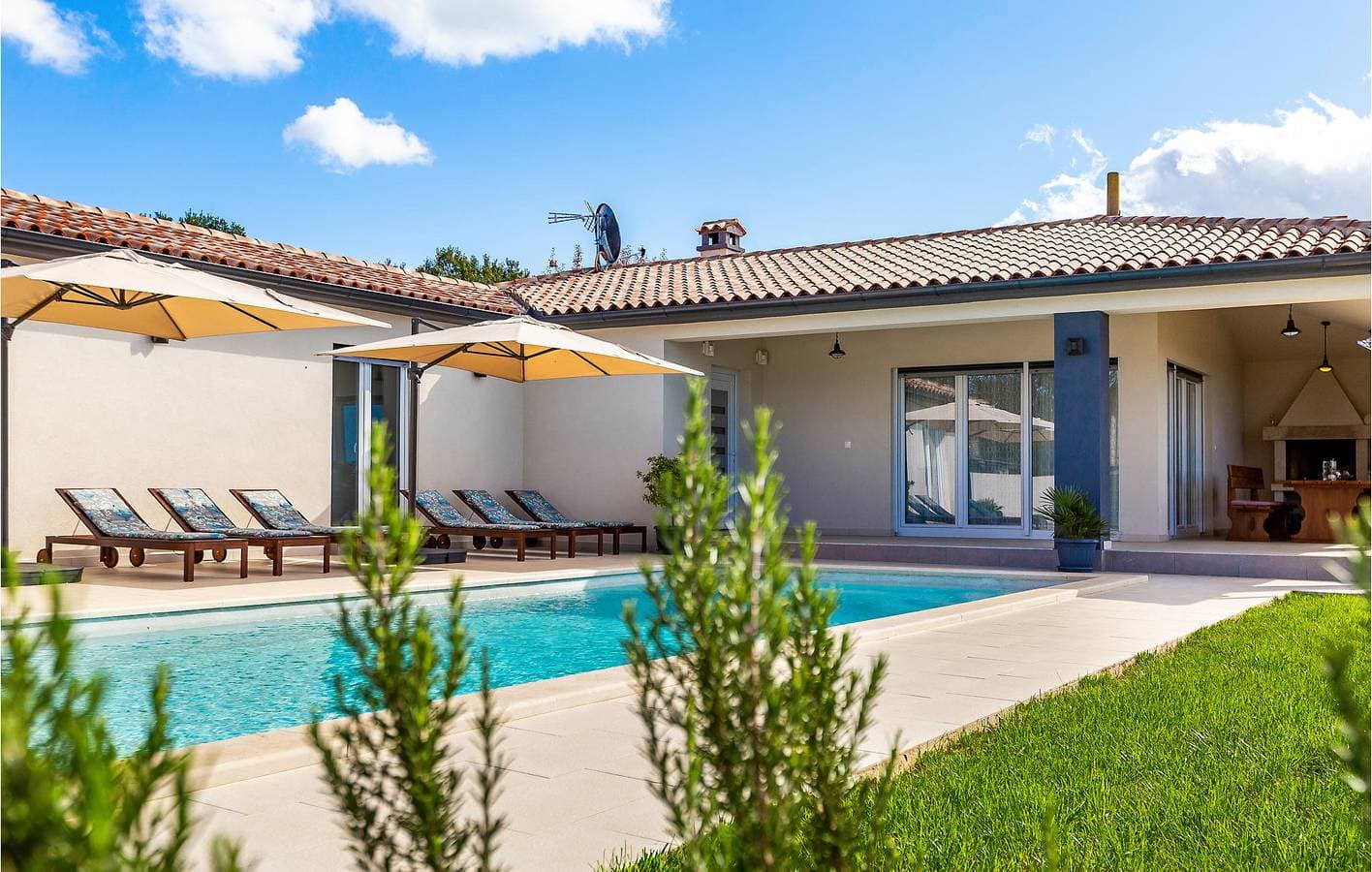 Foto 13 von 46: Geräumige 150 m² große Wohnung mit Pool, Terrasse und WLAN