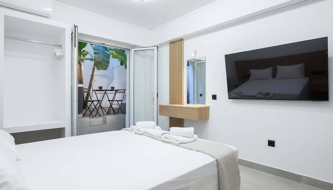 Foto 10 von 26: Salomi Suite with outdoor Jacuzzi