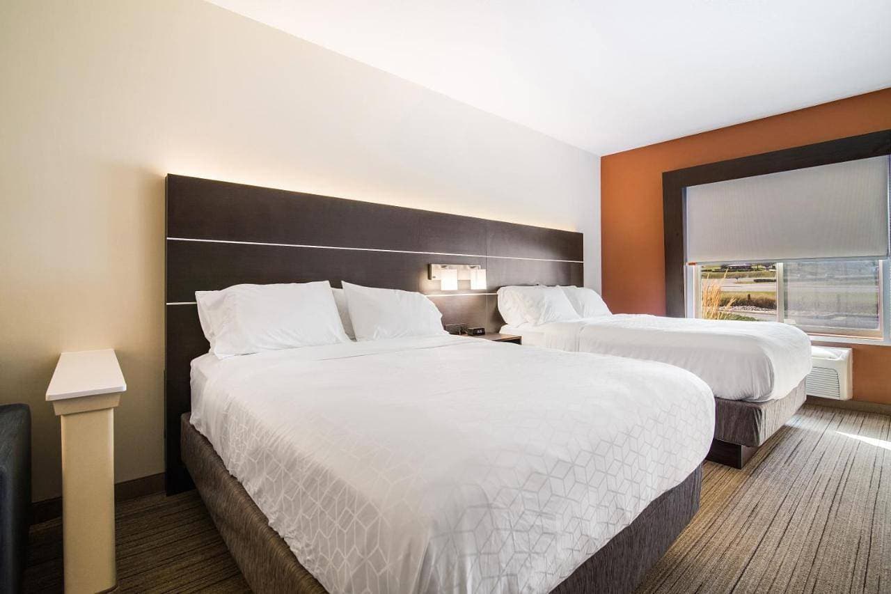 Foto 6 von 11: Suite with Two Queen Beds