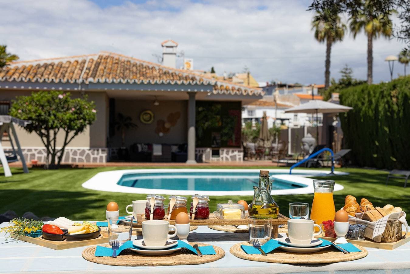 Foto 3 von 45: Villa 'Málaga Beach - Golf' mit privatem Pool, WLAN und Klimaanlage