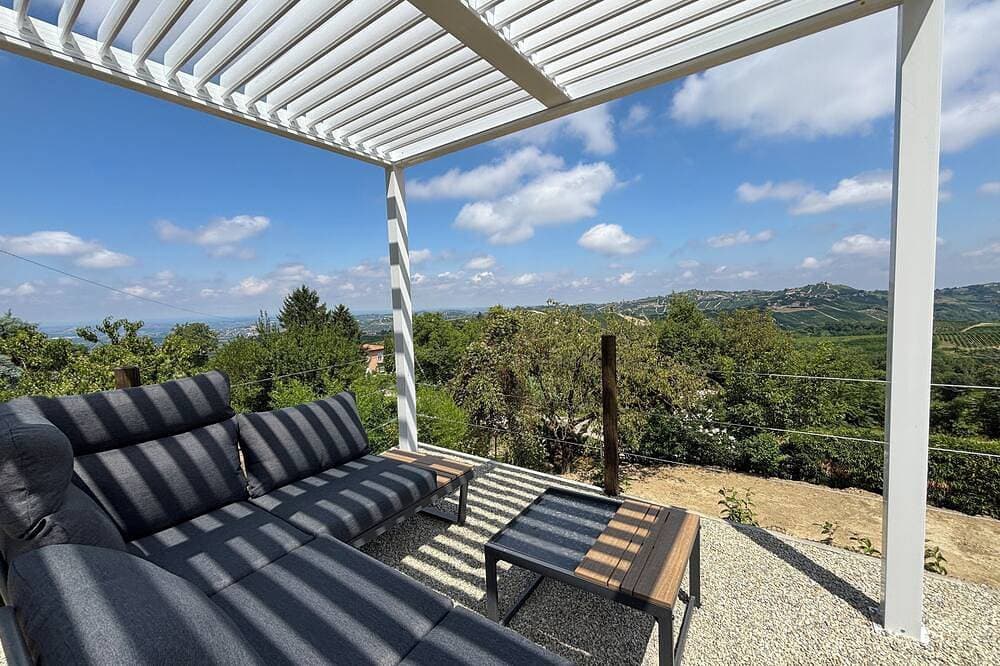 Foto 10 von 30: Relais Portaluna delle Langhe / 7Br, Sleeps 18, AC, Pool, Garden, Vineyard Views