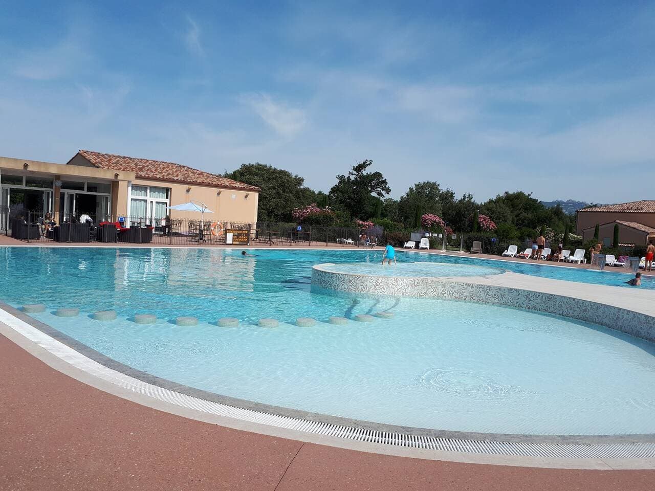 Gemütliches Haus in Aubignan mit Gemeinschaftspool 1
