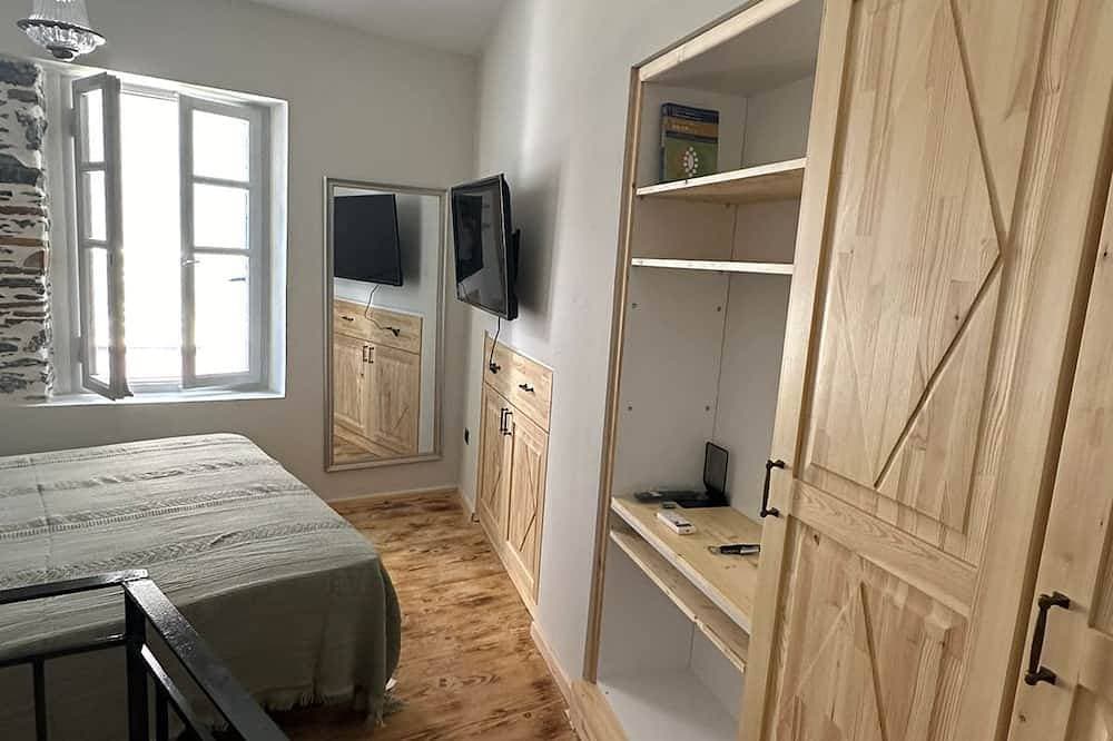 Foto 10 von 27: Plomari Geometer House: 1br with WiFi, AC