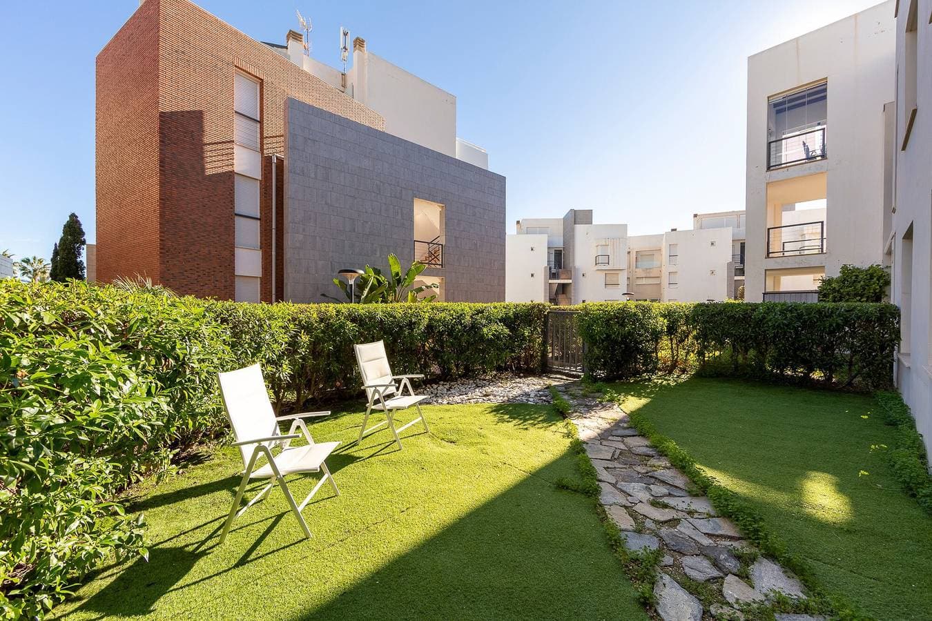 Foto 3 von 30: Apartment 'Apartamento Luz De Baria' mit Gemeinschaftspool, privater Terrasse & Klimaanlage
