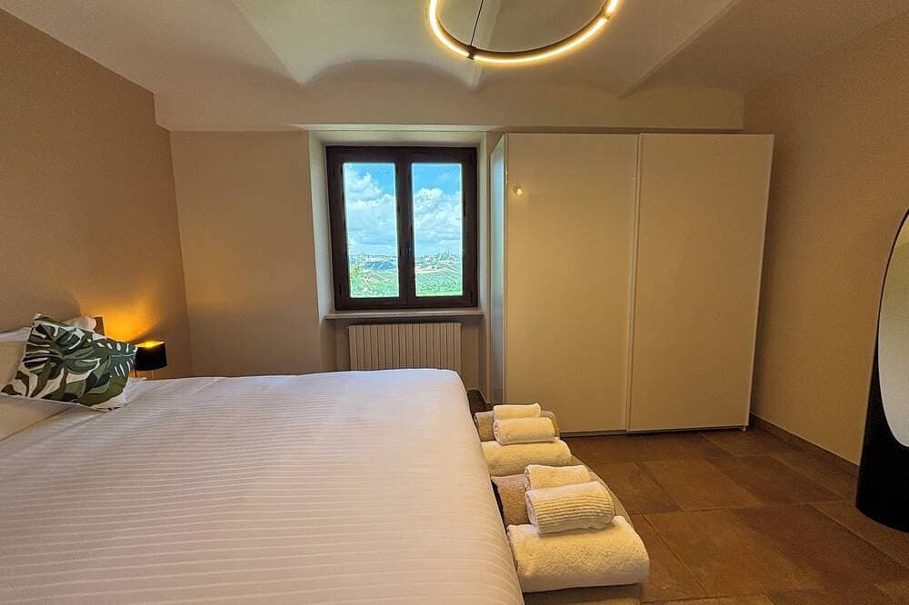 Foto 6 von 30: Relais Portaluna delle Langhe / 7Br, Sleeps 18, AC, Pool, Garden, Vineyard Views