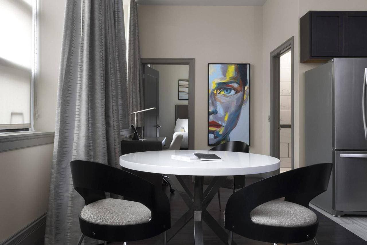 Foto 7 von 13: Executive One-Bedroom King Suite with Sofa Bed - Extended Stay Kitchen Suite